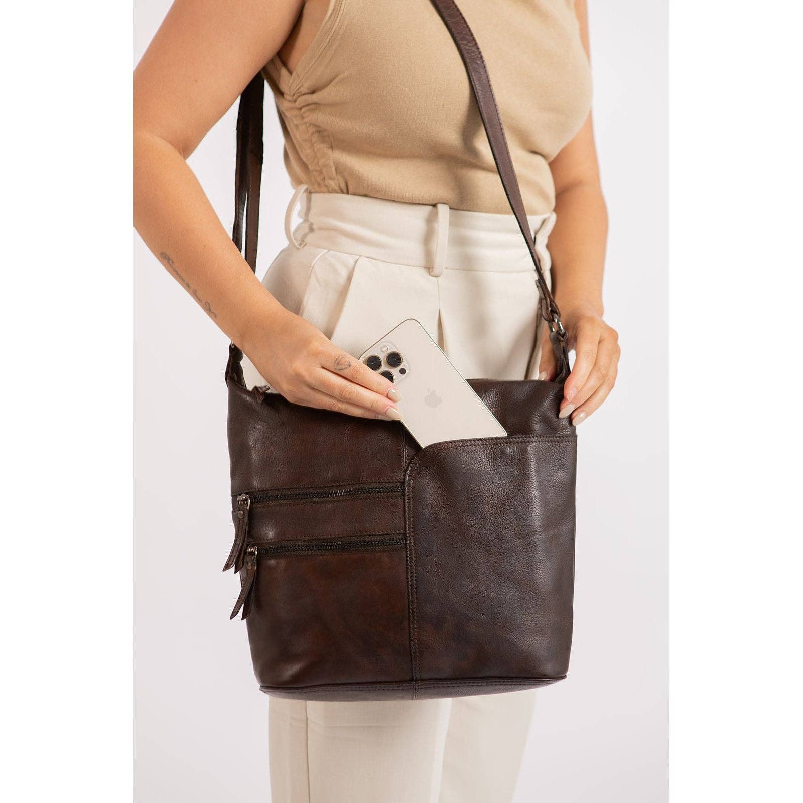 Leather Shoulder bag Bianca Brown GW6847BRN