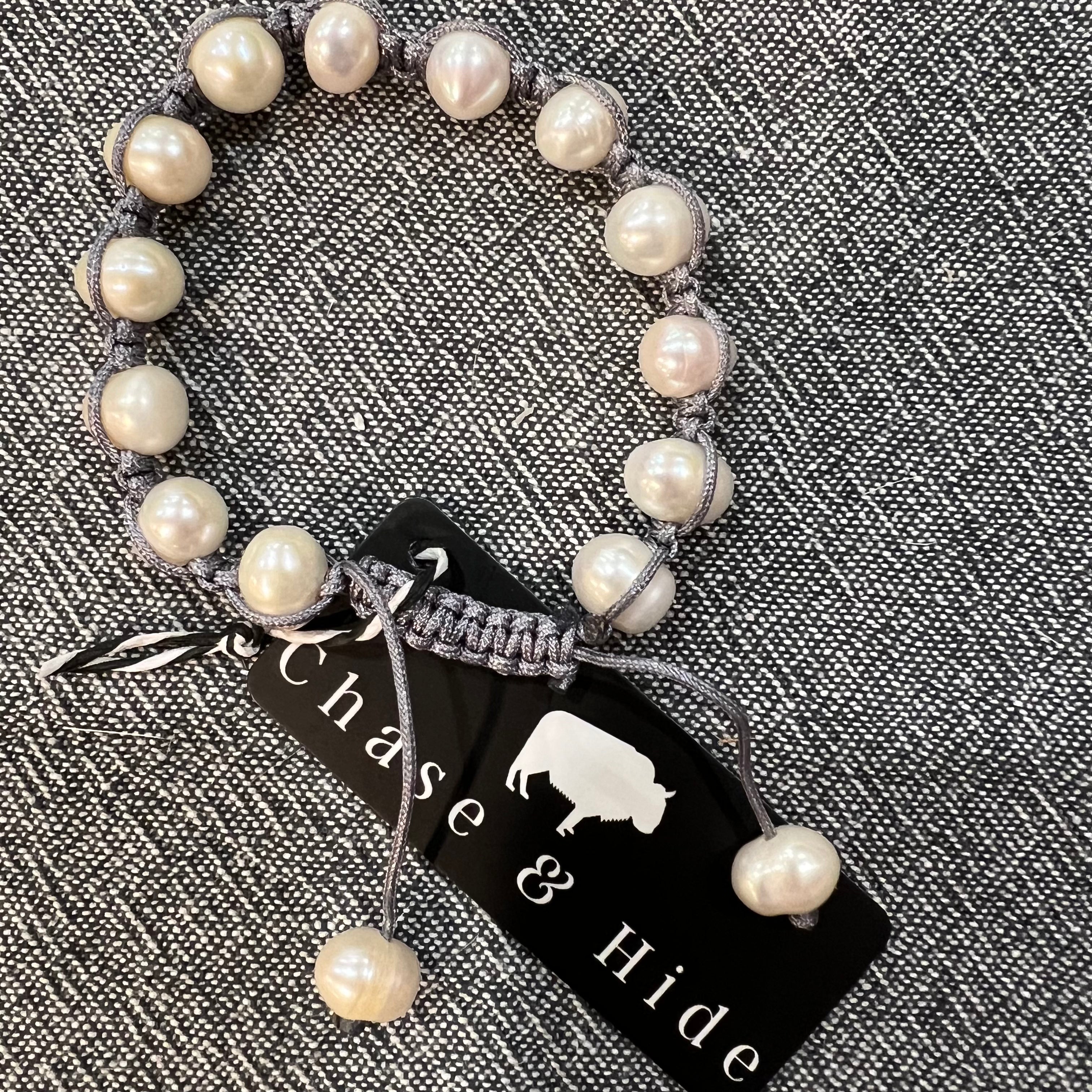 Pearl bracelet grey detail