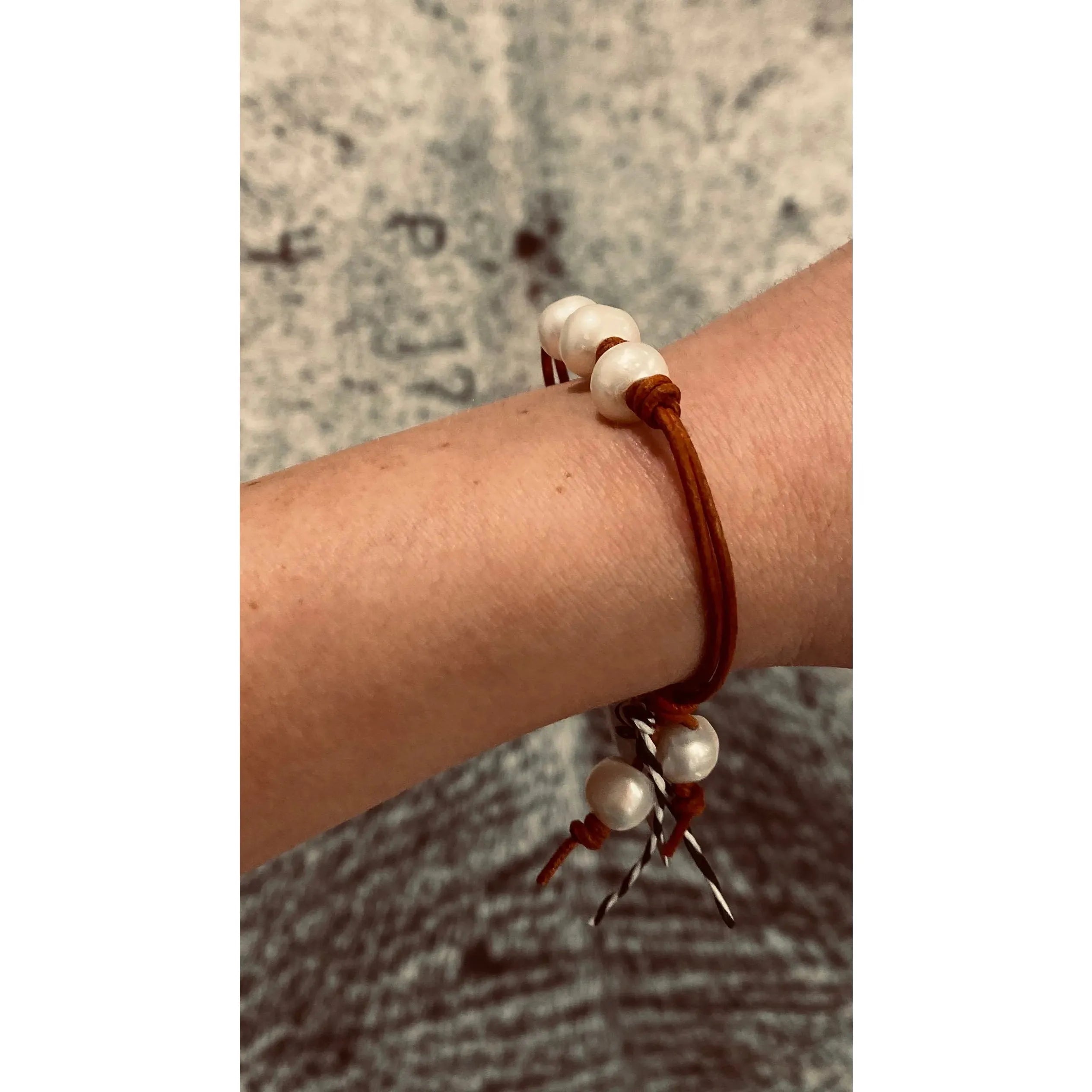Freshwater pearl on dark tan leather bracelet