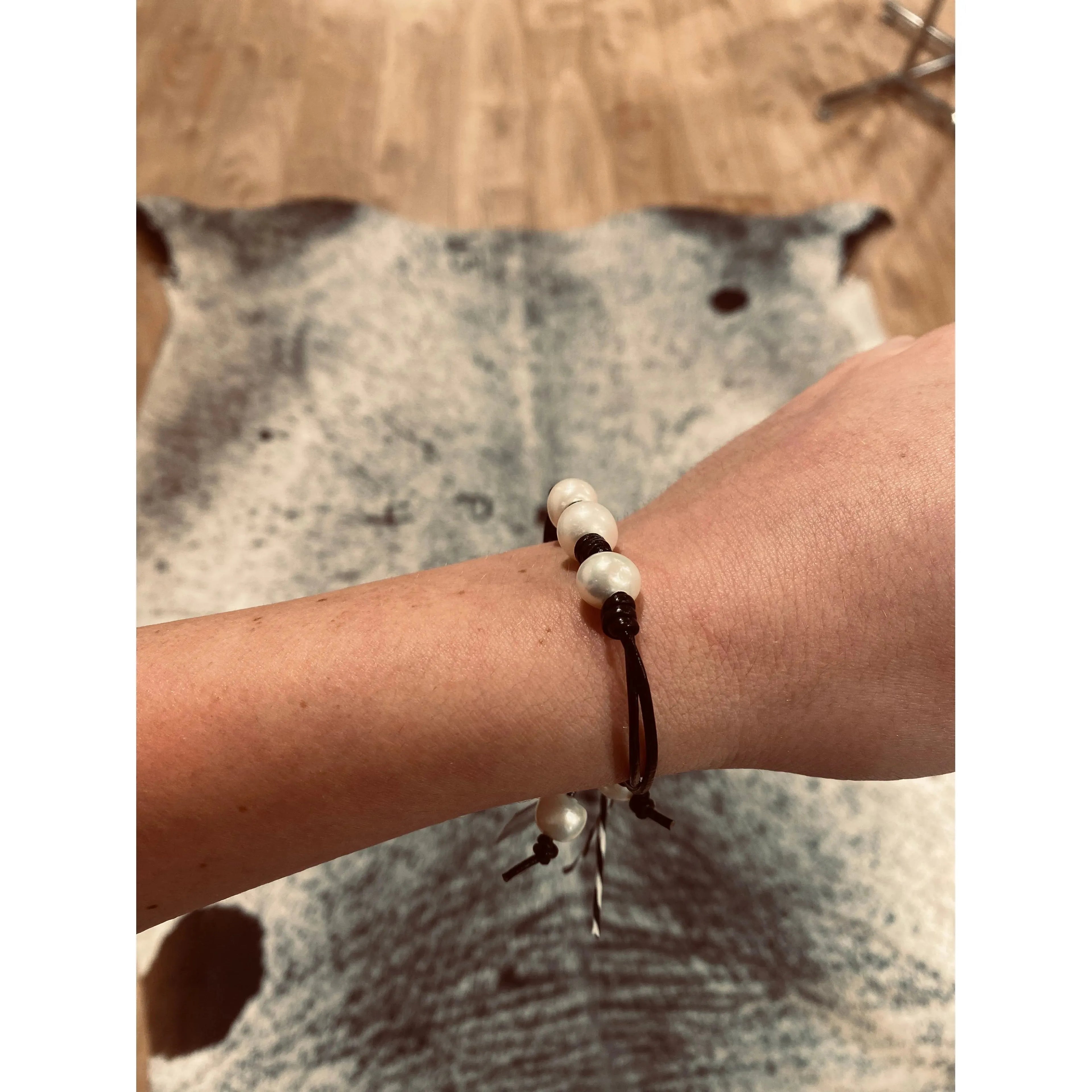 Black leather and pearl bracelet