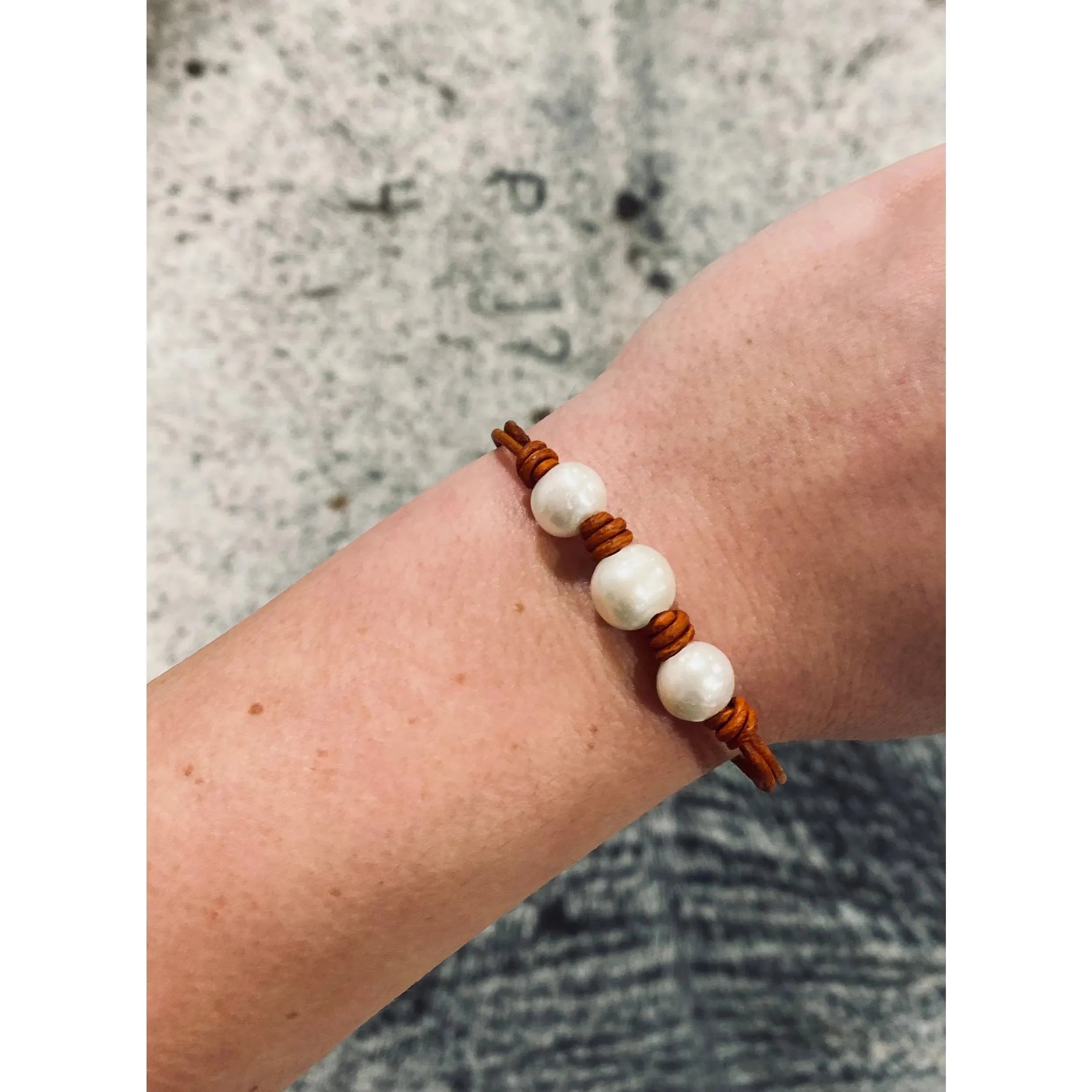 Freshwater pearl on dark tan leather bracelet
