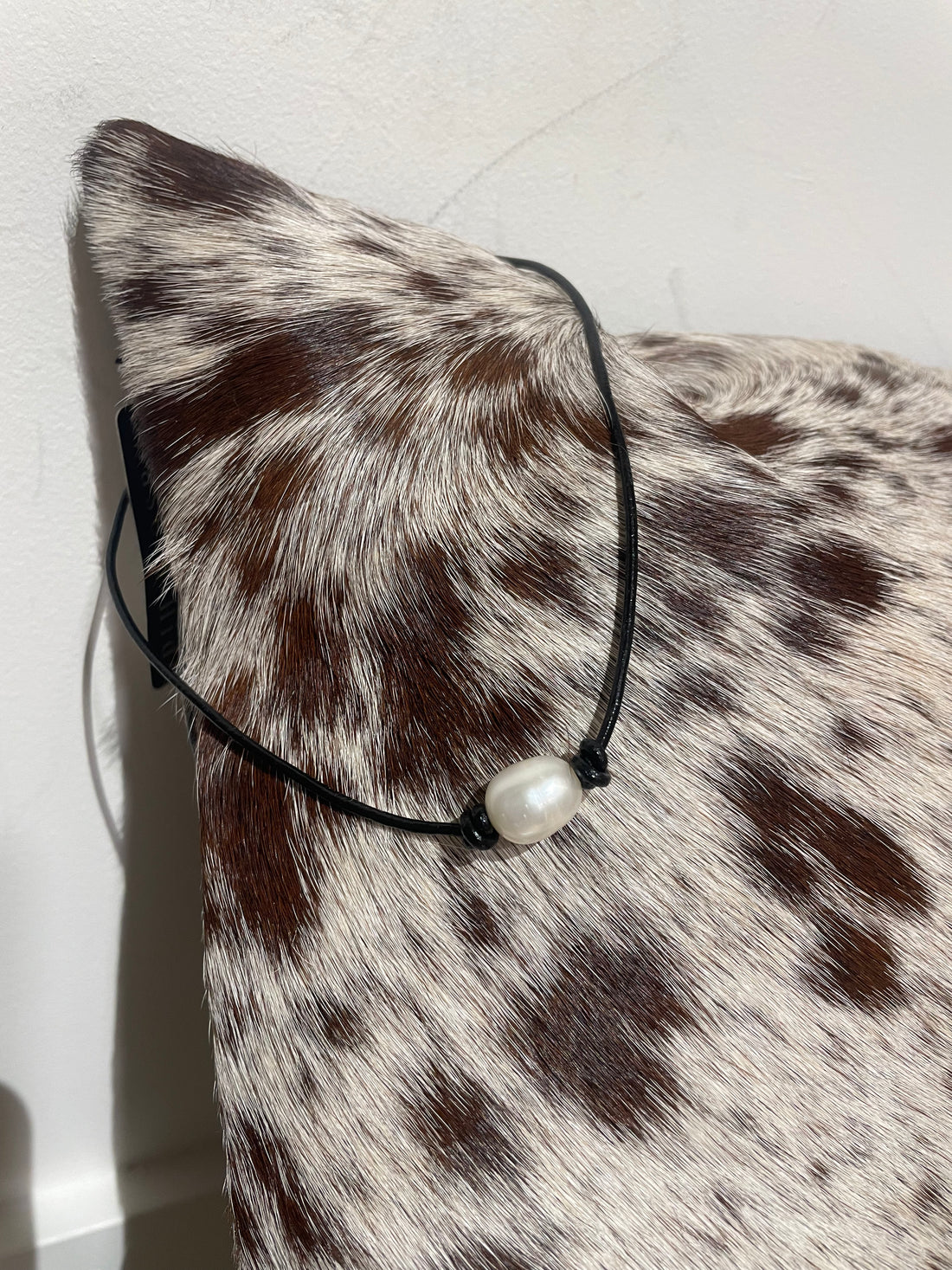 Single pearl on black leather choker / necklace