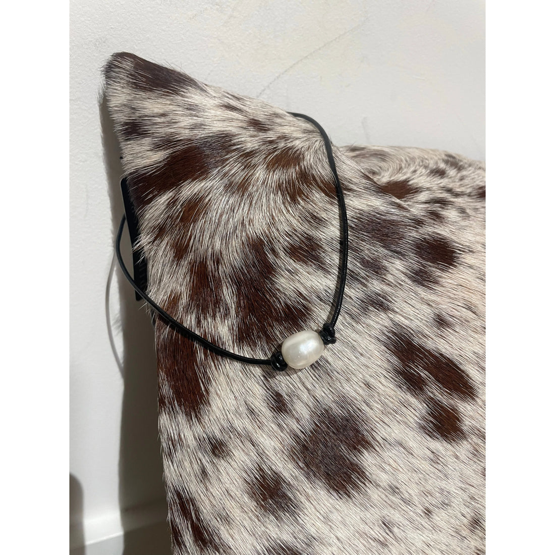 Single pearl on black leather choker / necklace