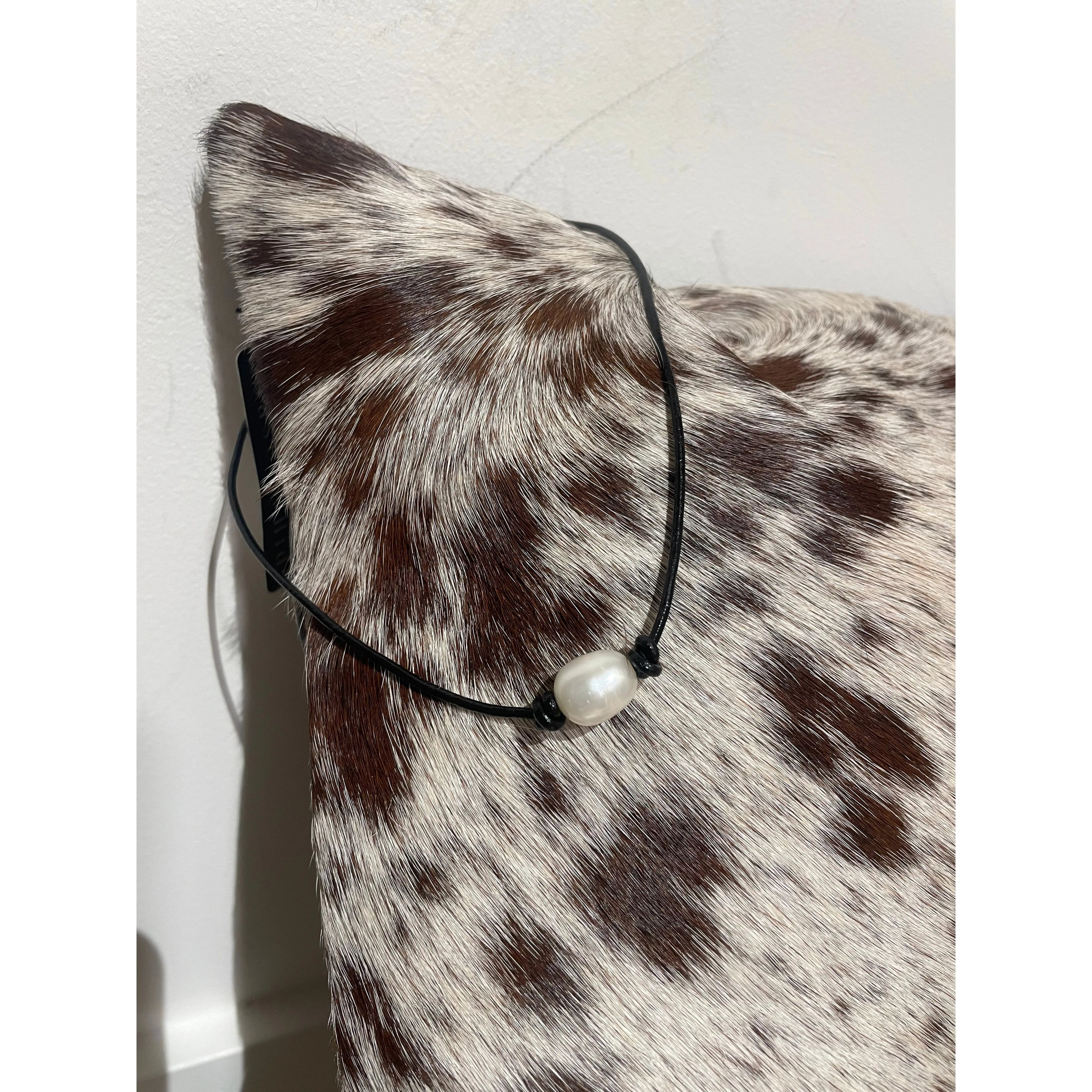 Single pearl on black leather choker / necklace