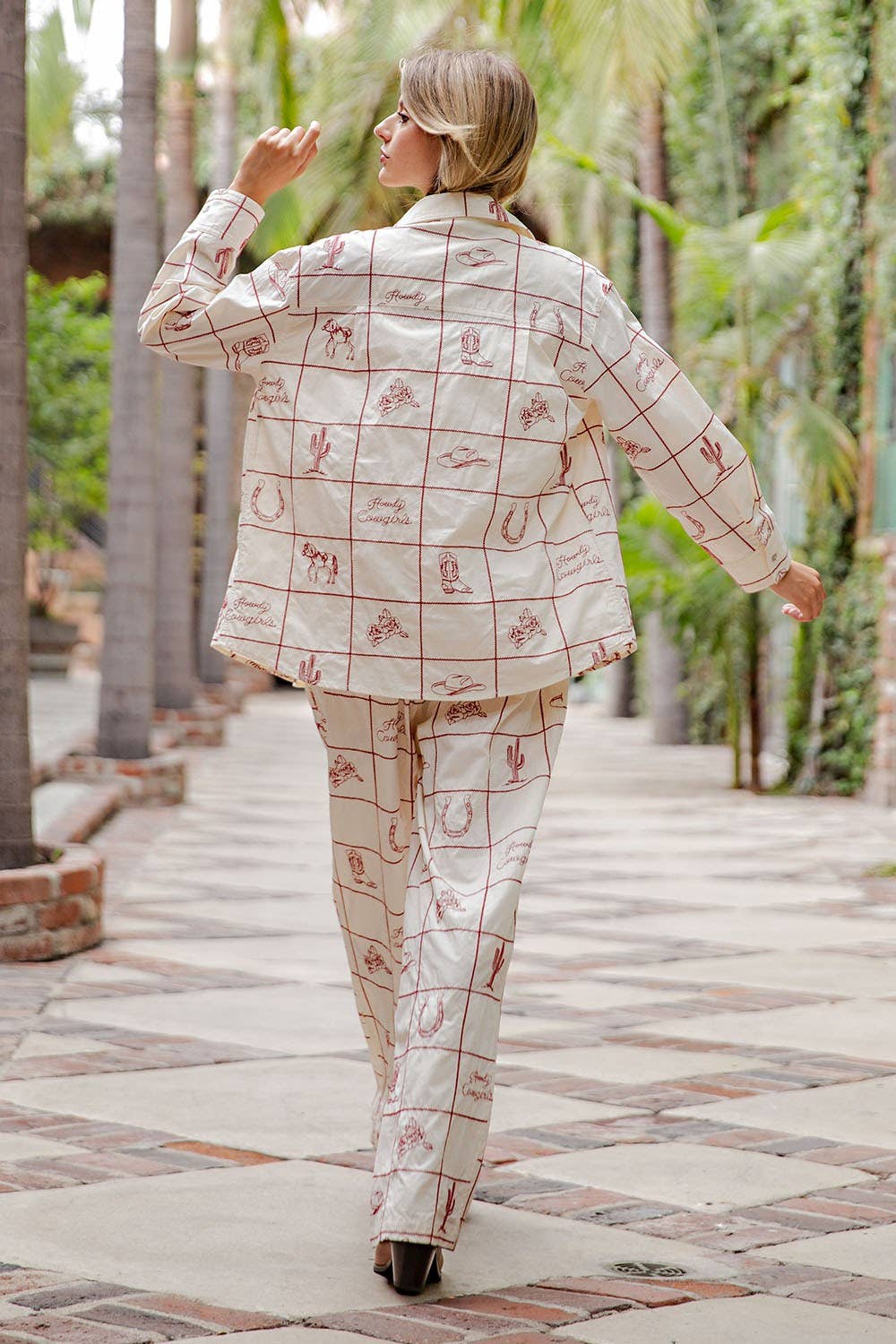 EMBROIDERED WESTERN BUTTON DOWN SHIRT