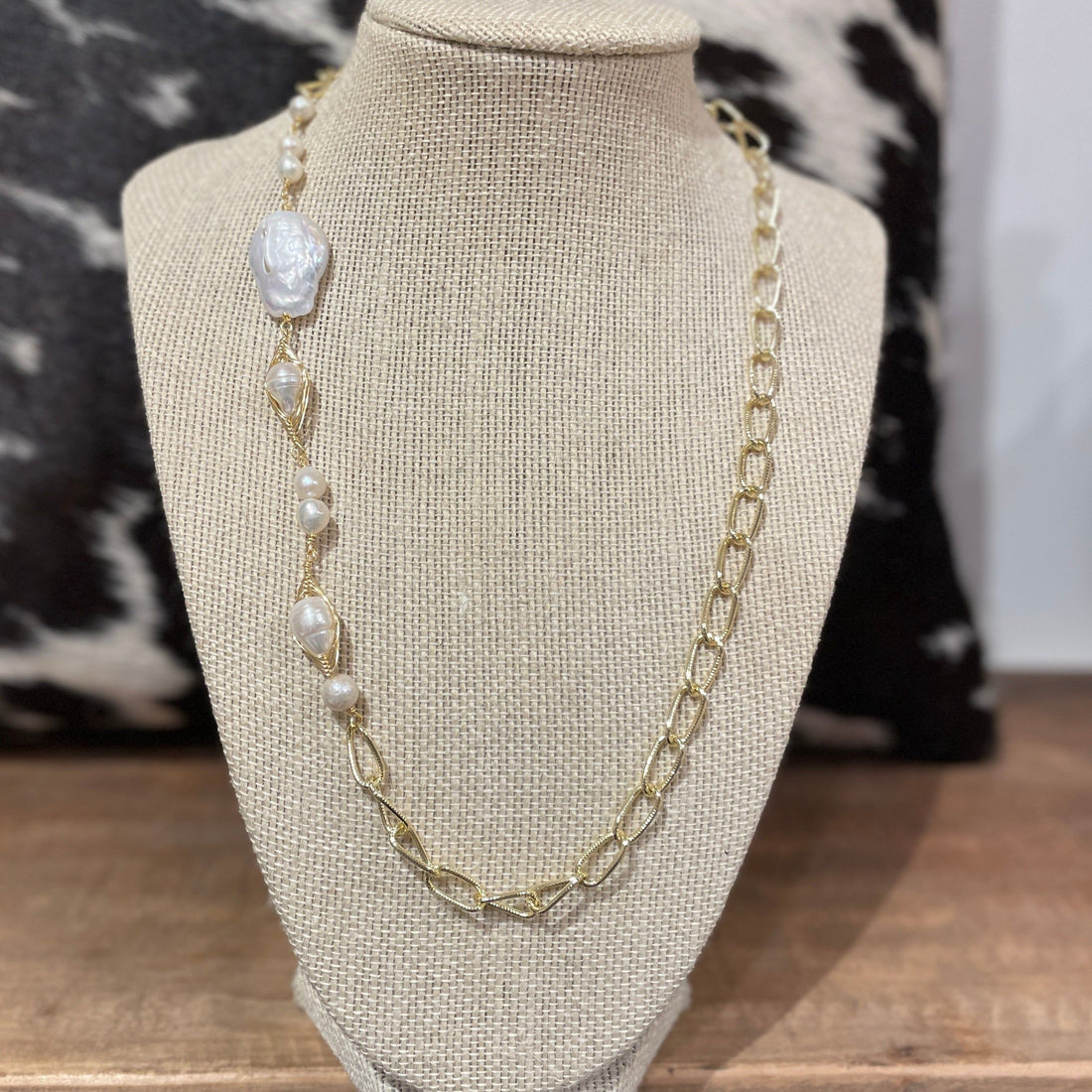 Gold chain with pearl necklace 