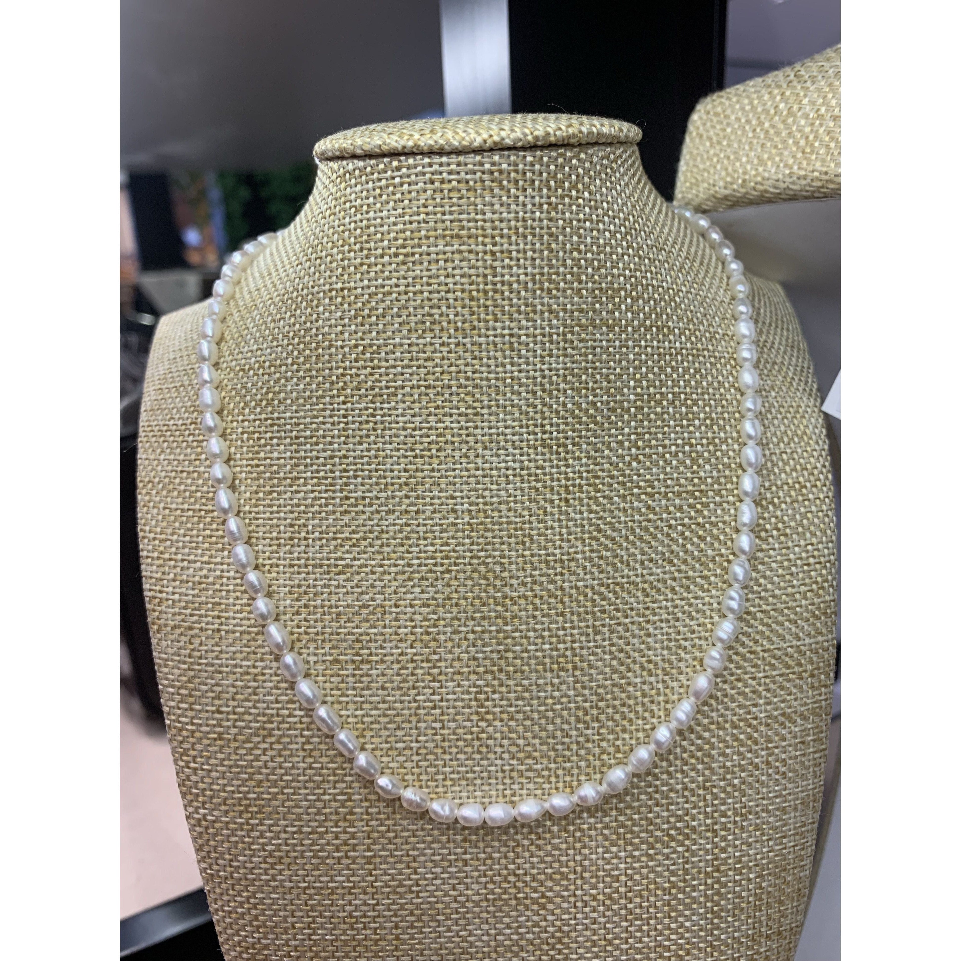 Dainty Pearls choker / necklace