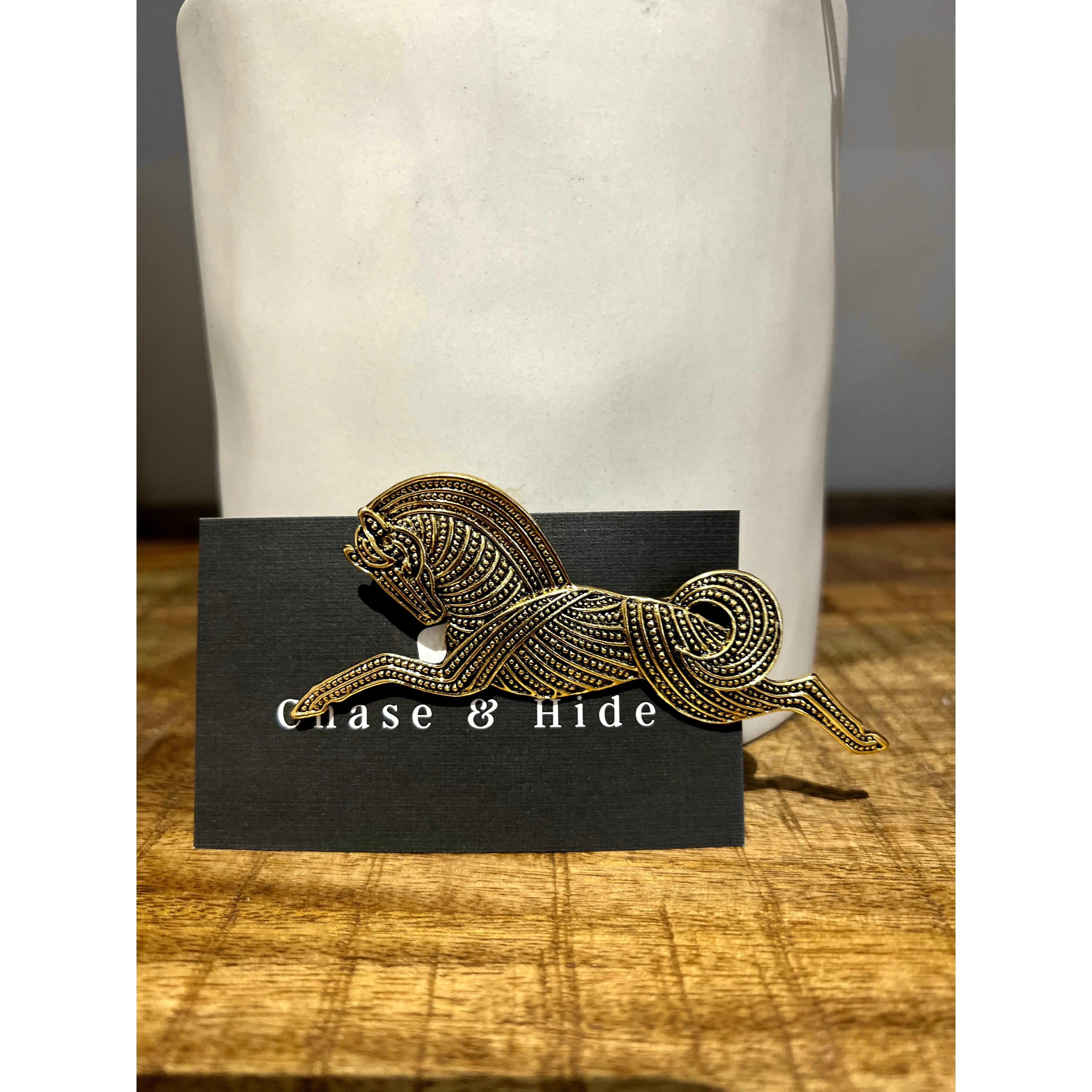 Horse brooch gold
