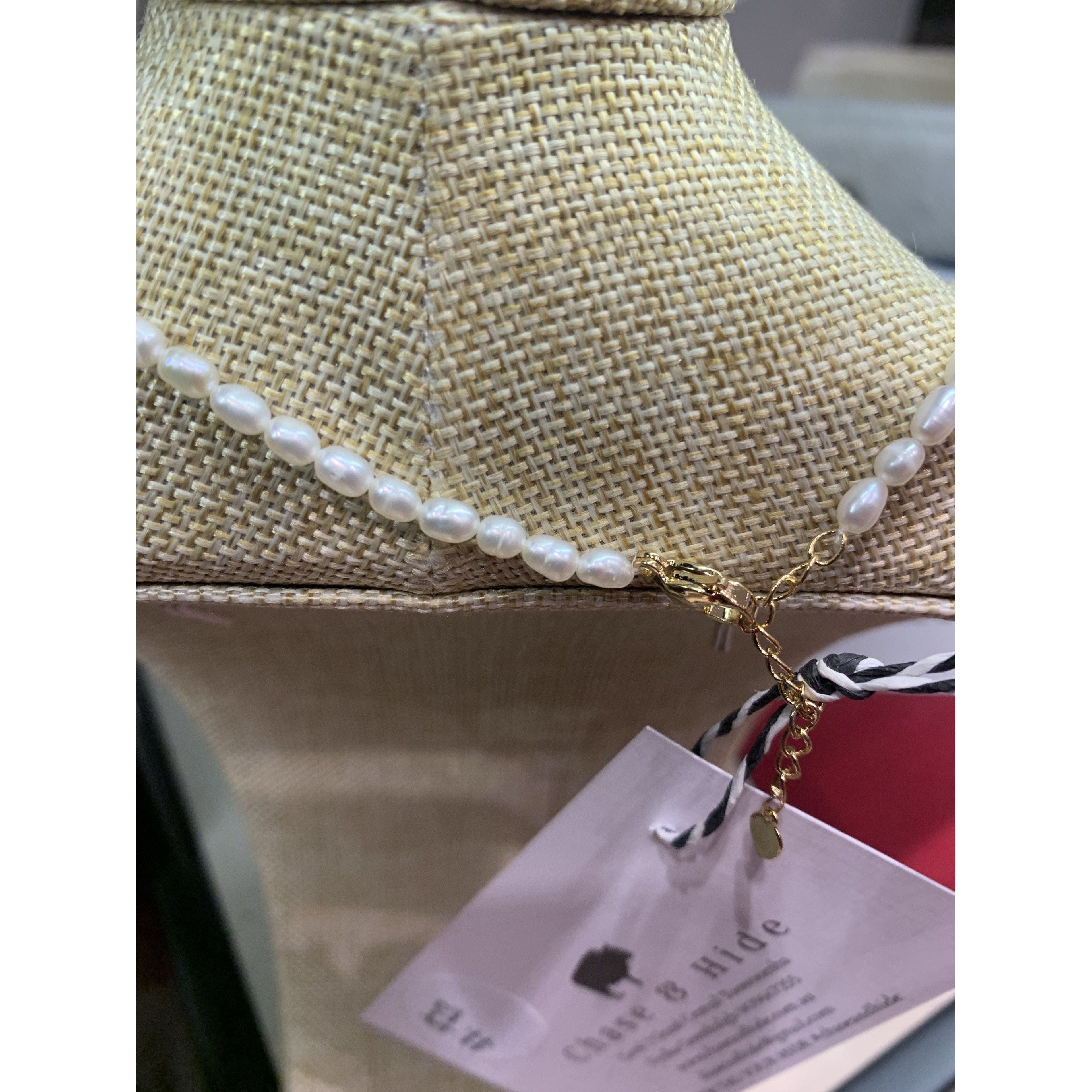 Dainty Pearls choker / necklace