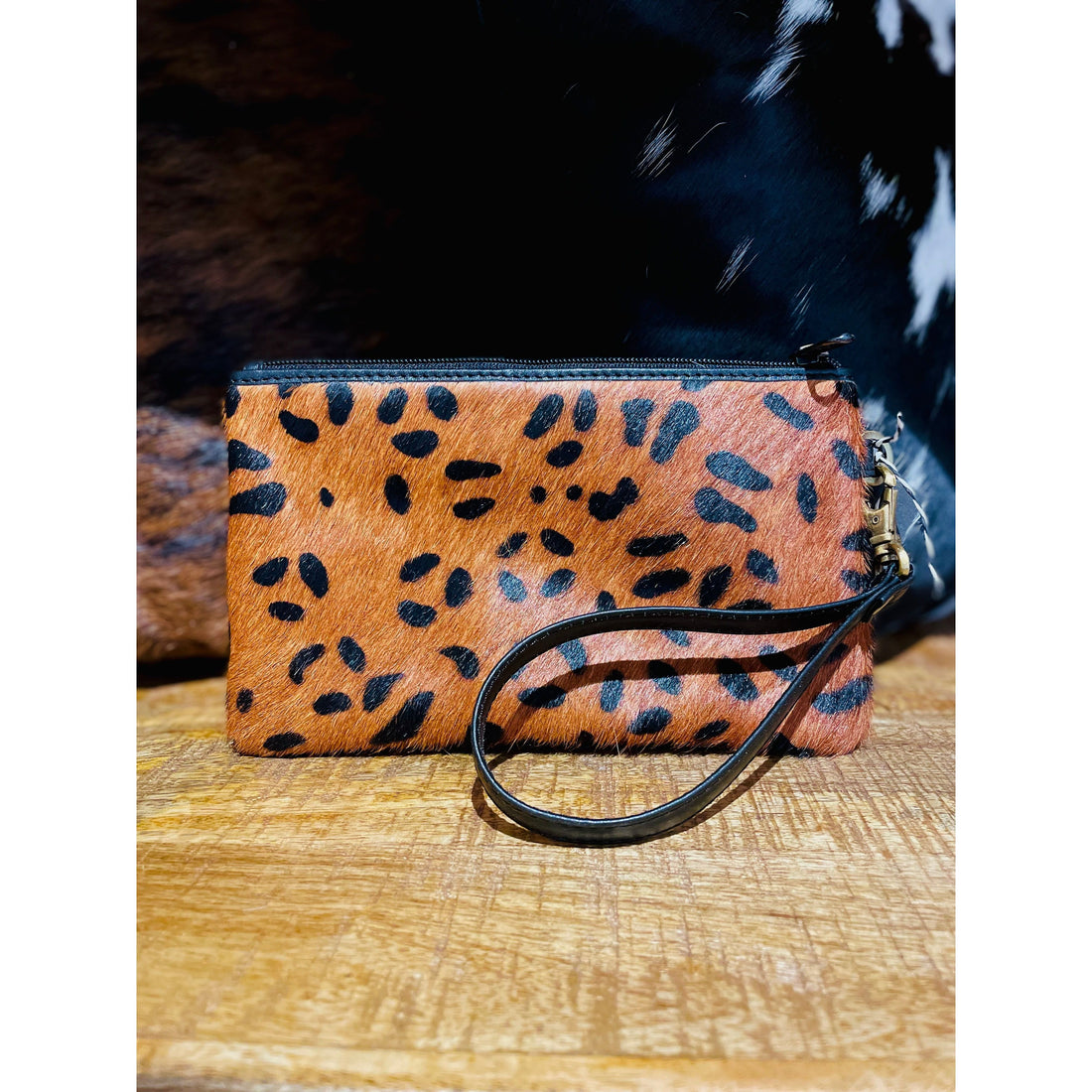 Lara Leopard clutch