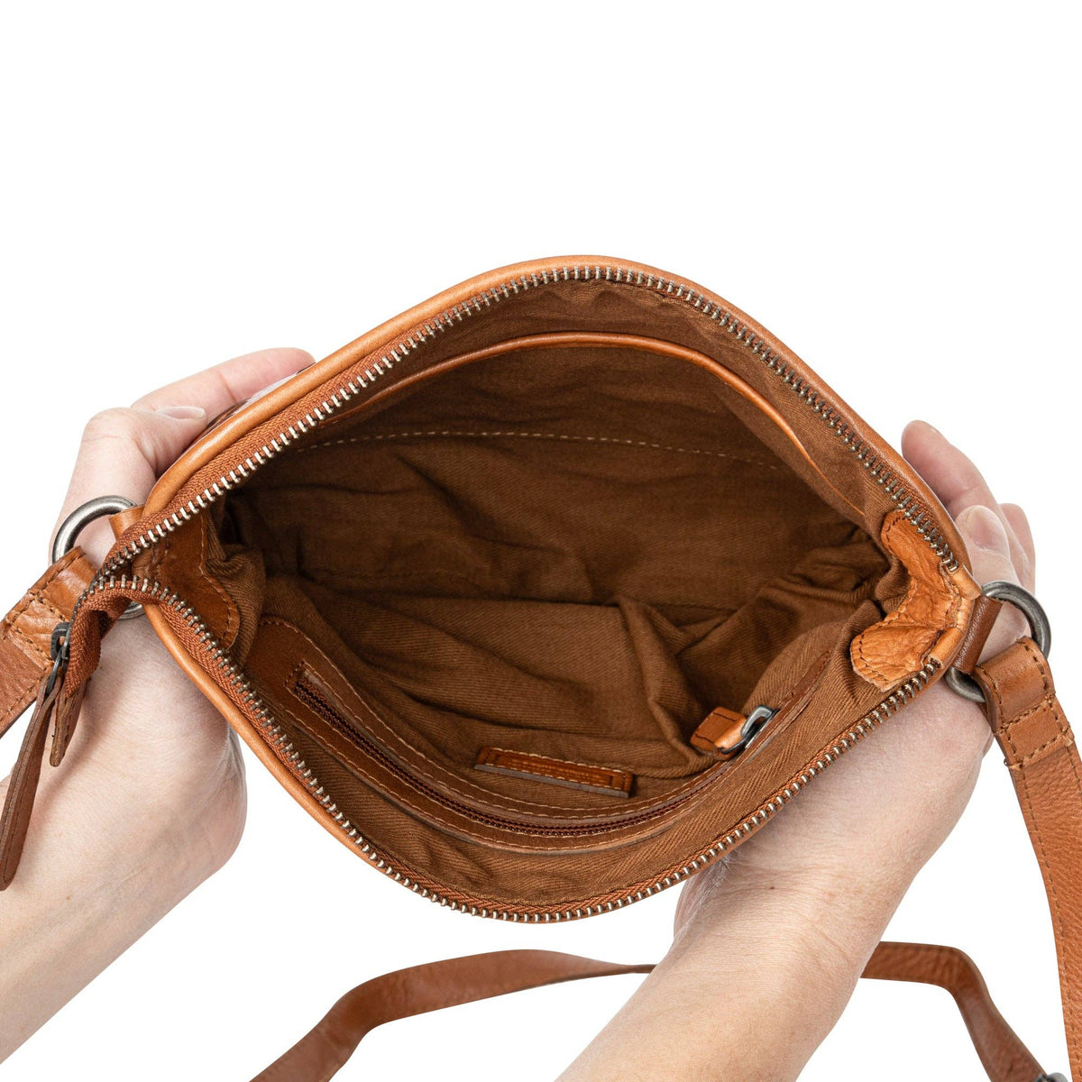 Mila – Diamond Weave Crossbody Bag (Cognac)