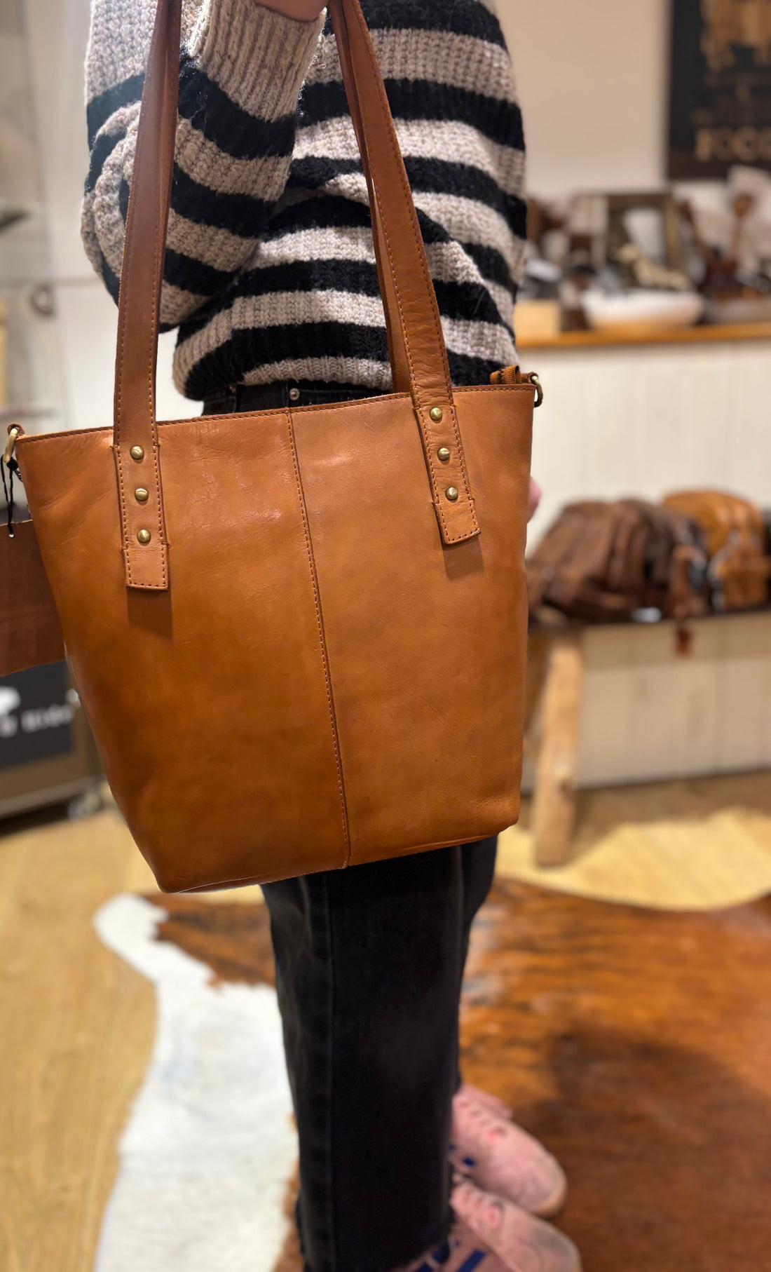 Tess Leather HandBag - 7878