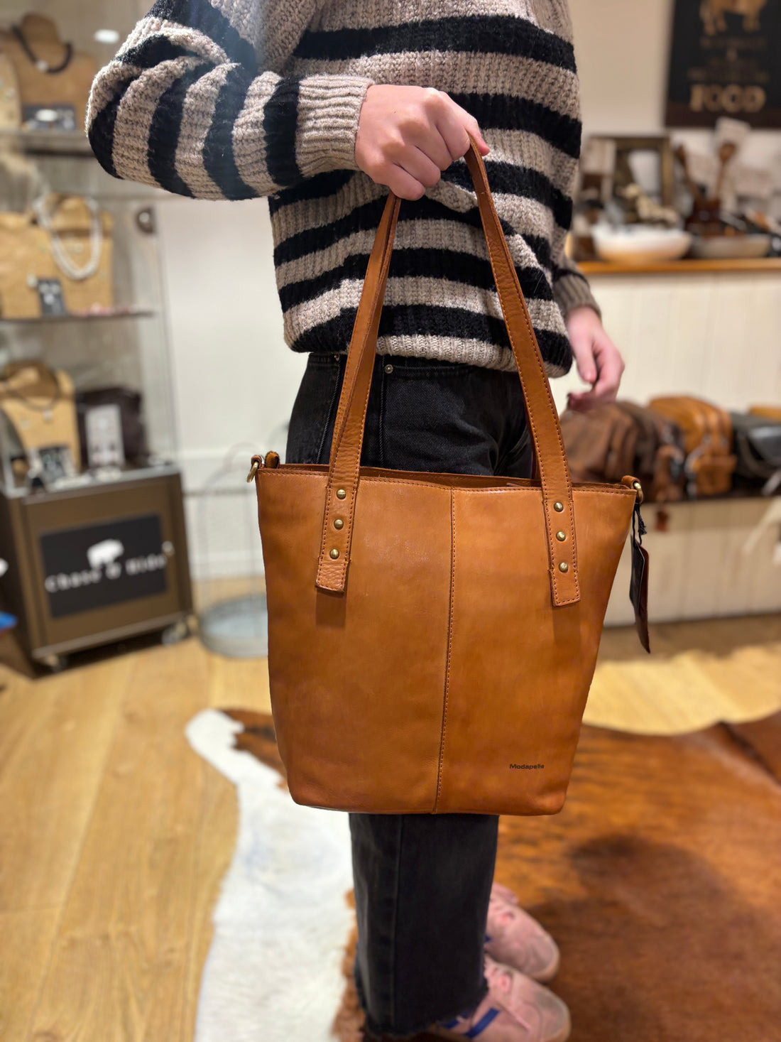 Tess Leather HandBag - 7878