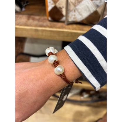 5 Freshwater pearls on dark leather bracelet 