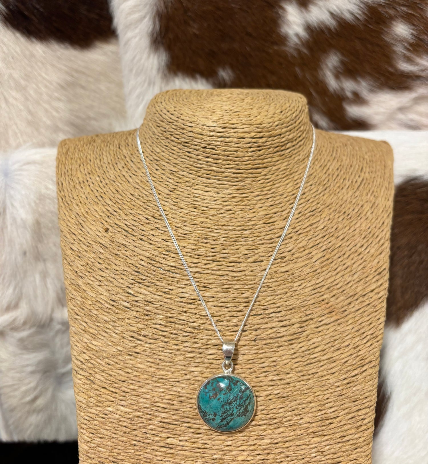 Turquoise cabochon pendant necklace 
