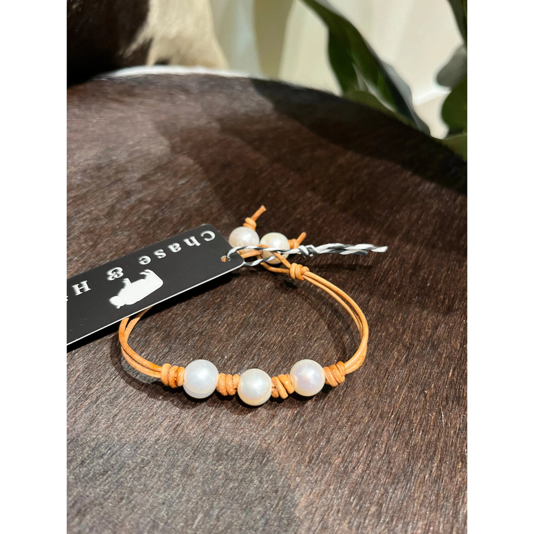 Tan leather and pearl bracelet 