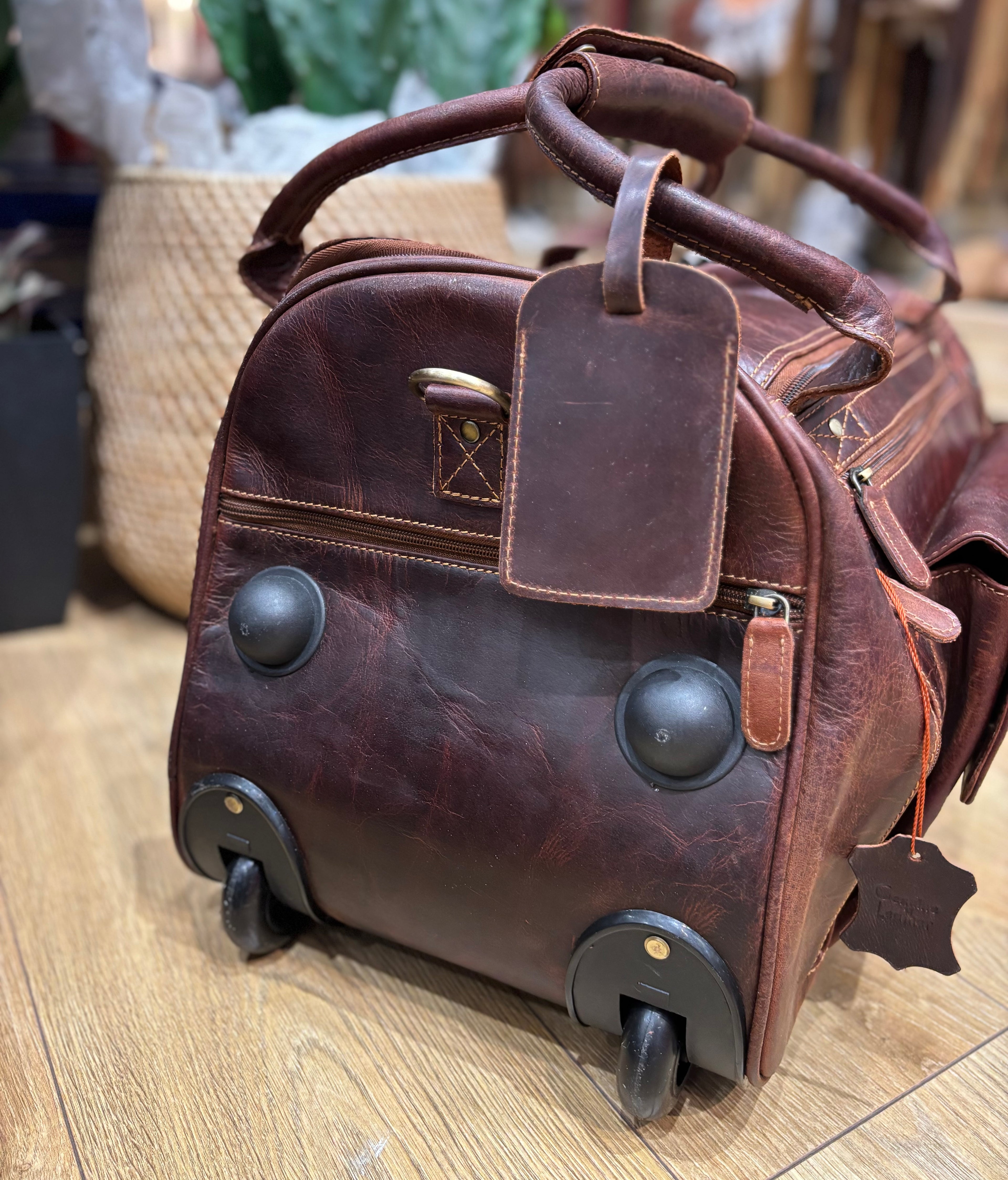 leather overnight Duffle with wheels Sandel 