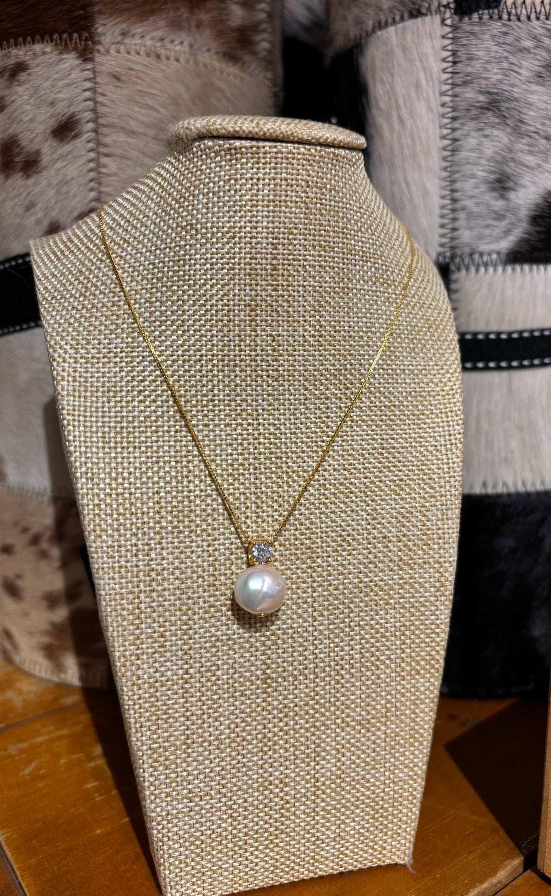 Cubic Zirconia and freshwater pearl necklace gold 