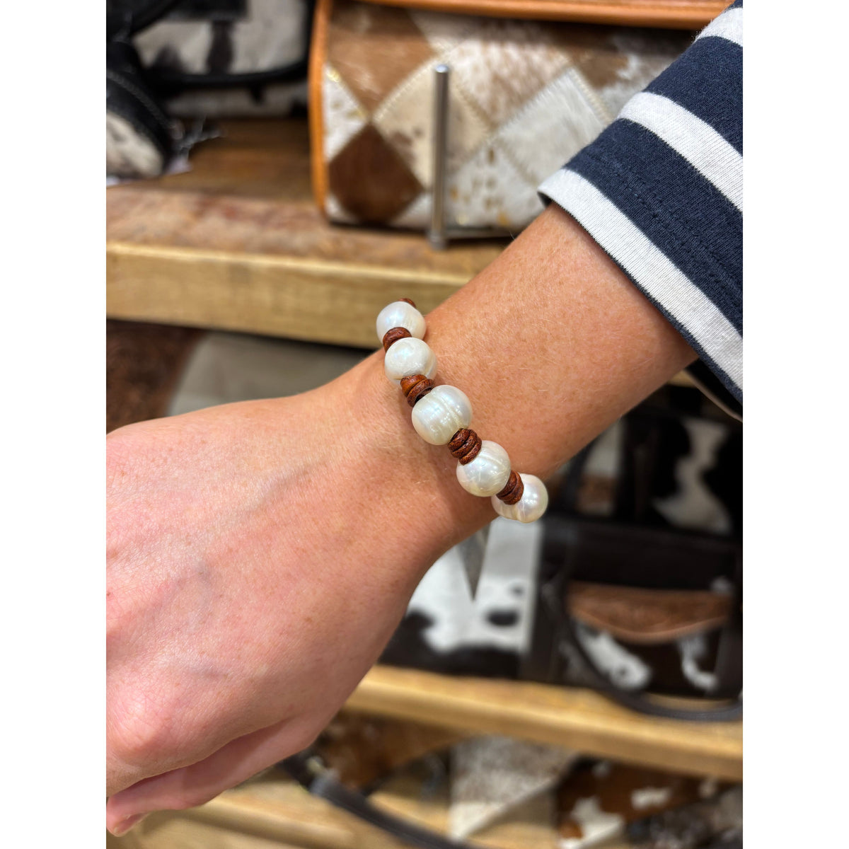 5 Freshwater pearls on dark leather bracelet 