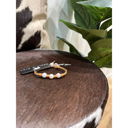 Tan leather and pearl bracelet 