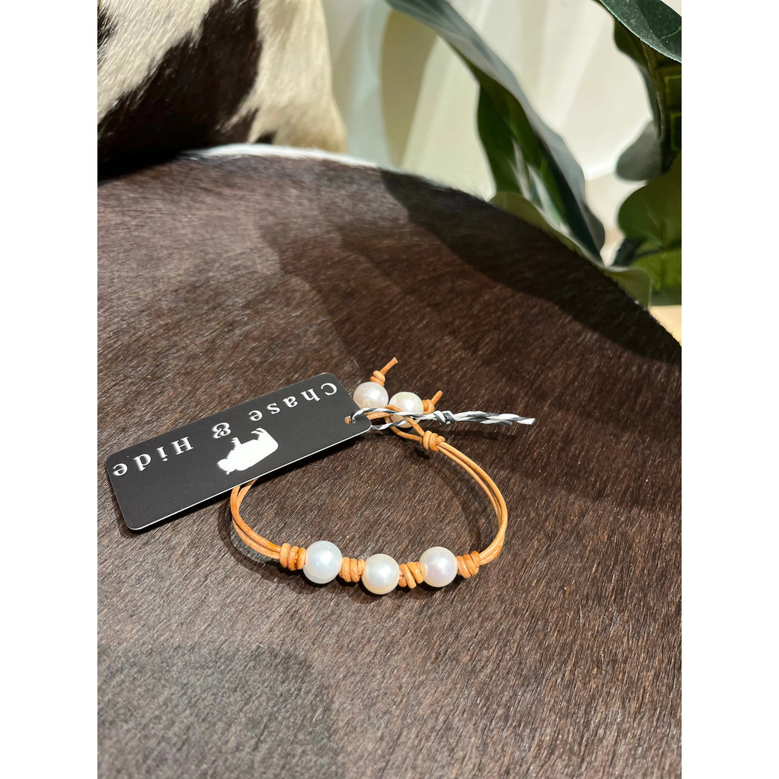 Tan leather and pearl bracelet 