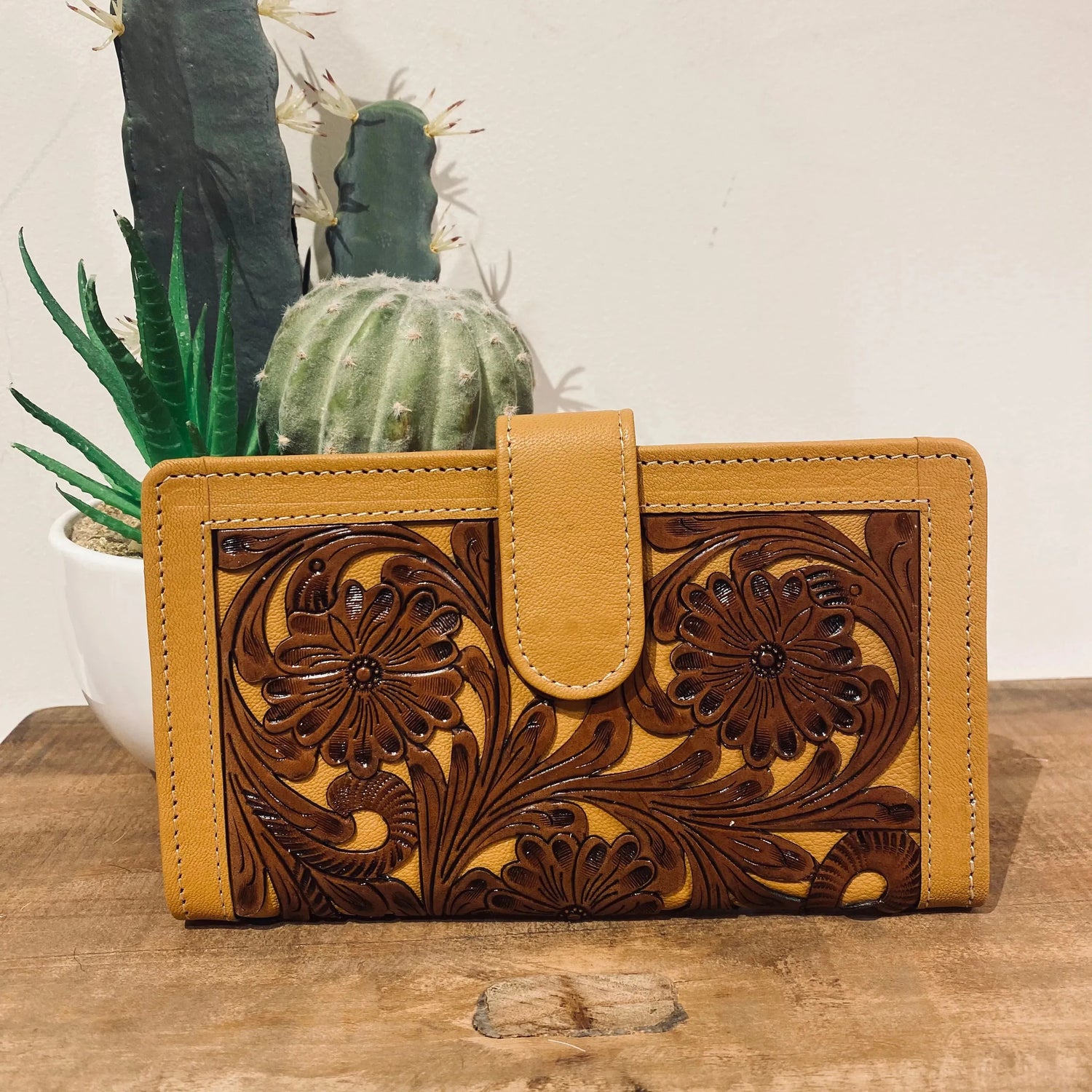 Tooled Leather detailed Wallet with clip 