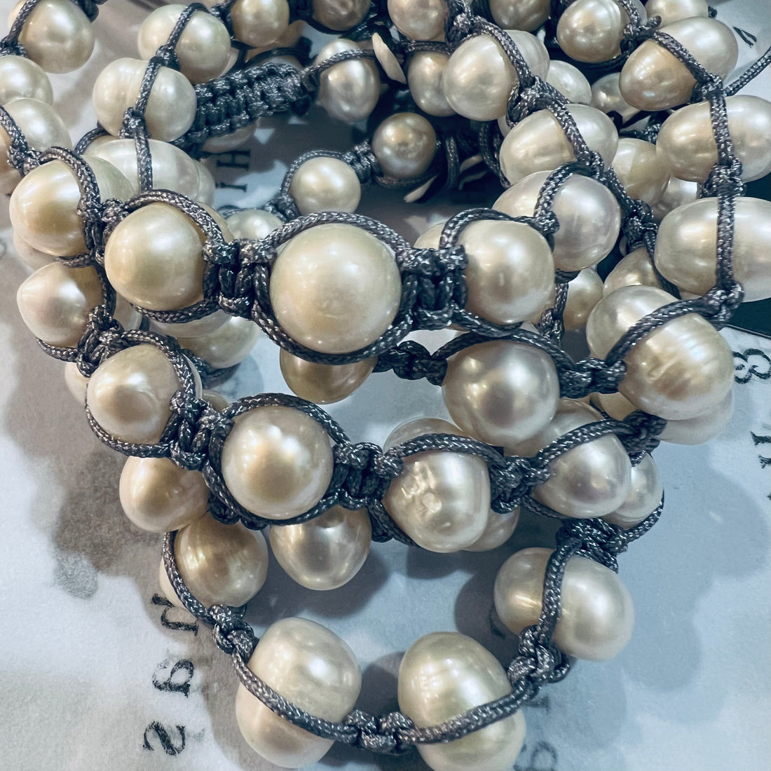 Pearl bracelet grey detail 