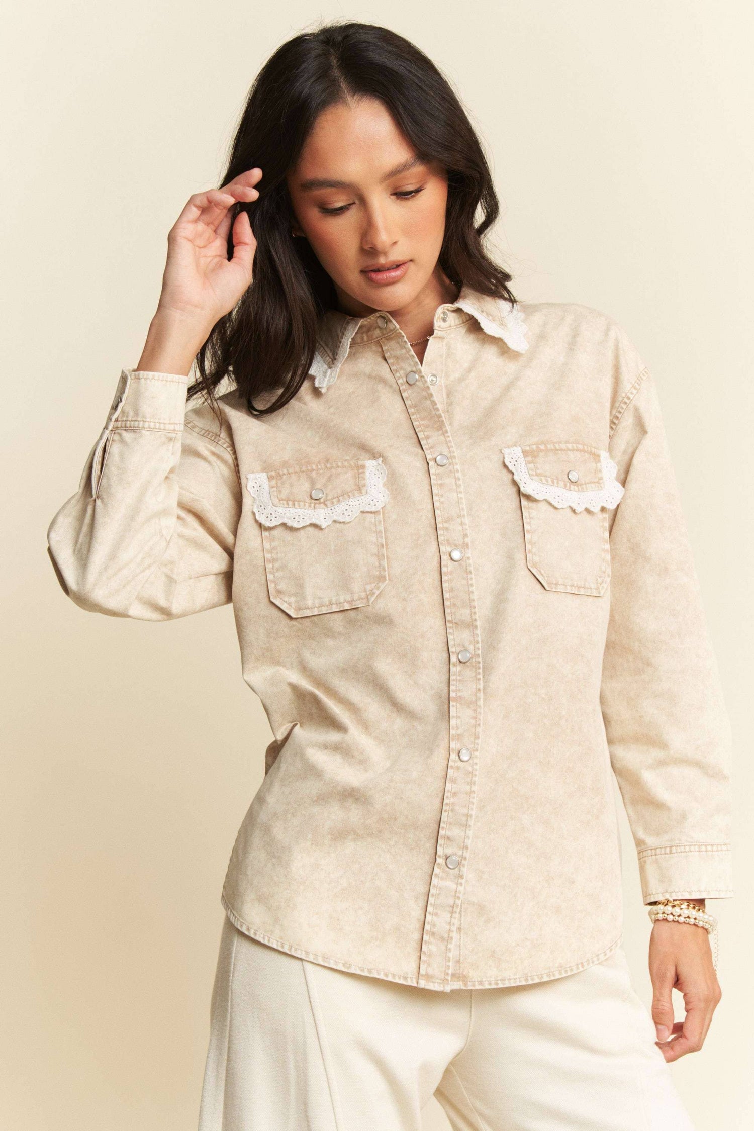 LIGHTWEIGHT WASHED LACE EDGE WAFFLE KNIT SHIRT