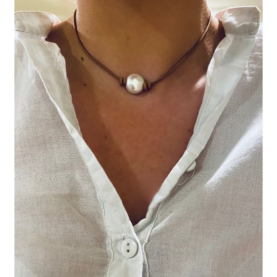 Single fresh water pearl and leather necklace light tan leather 