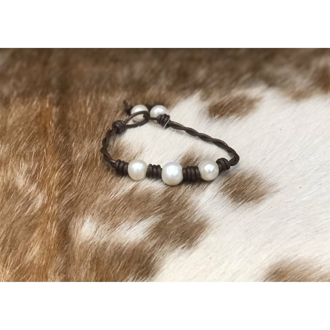 Brown leather and pearl bracelet 