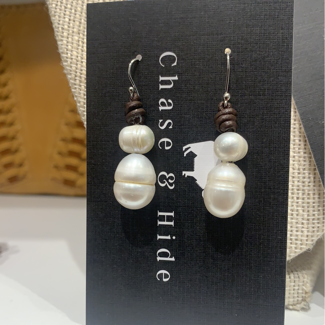 Leather and Pearl Earrings dark brown 