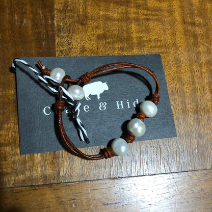 Freshwater pearl on dark tan leather bracelet 