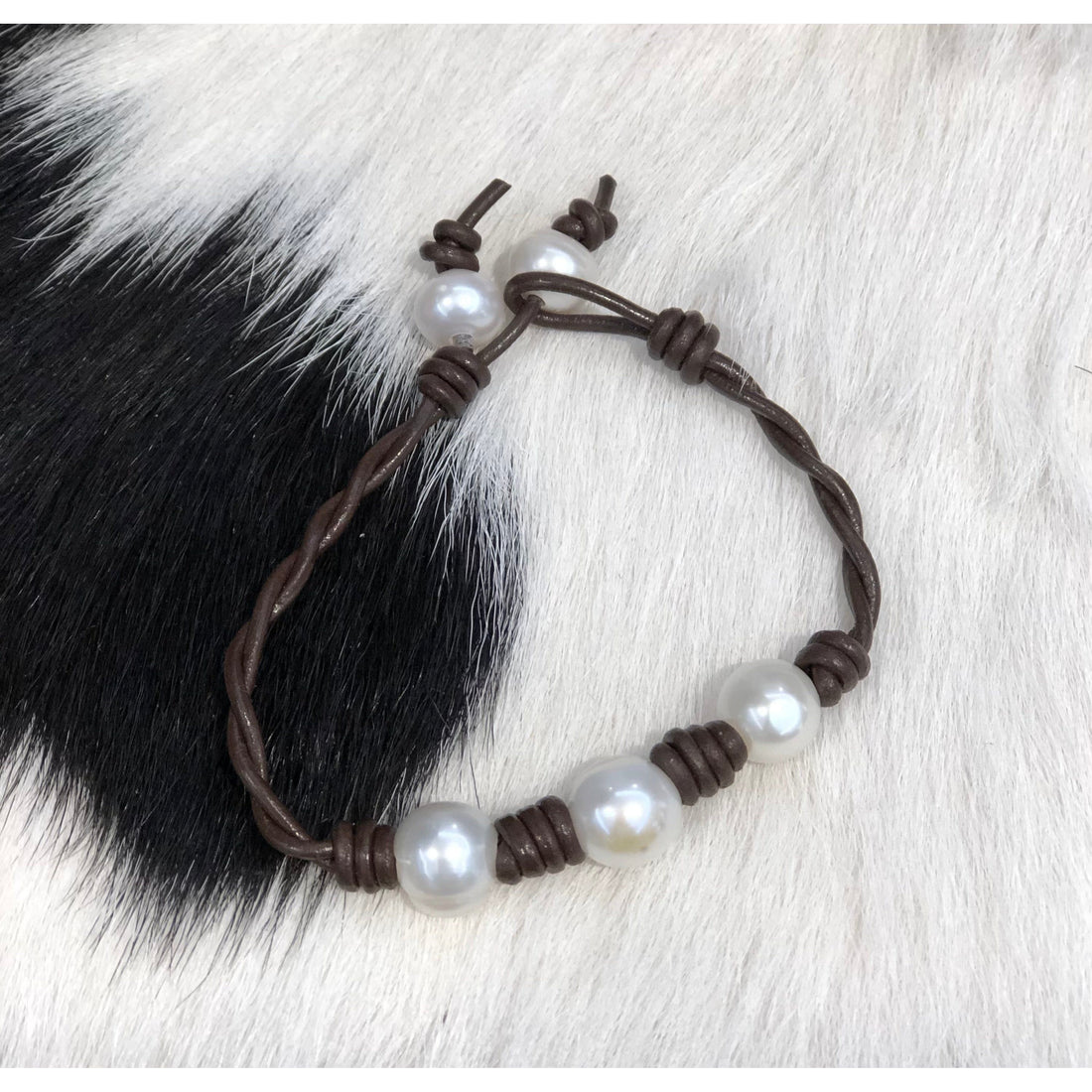 Brown leather and pearl bracelet 