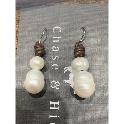 Leather and Pearl Earrings dark brown 