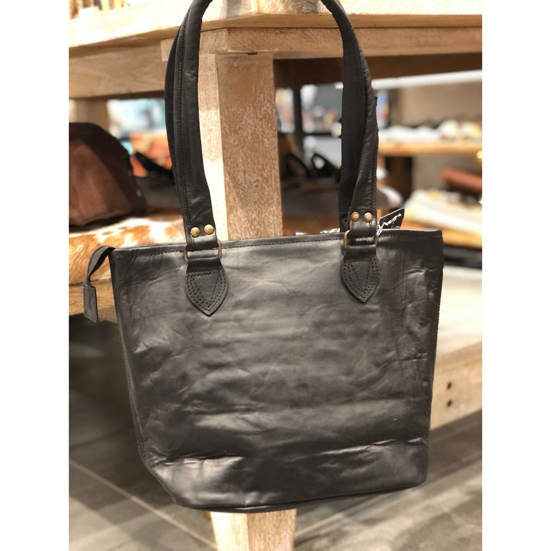 Black leather Bucket Bag tote plain. (No outside pocket)
